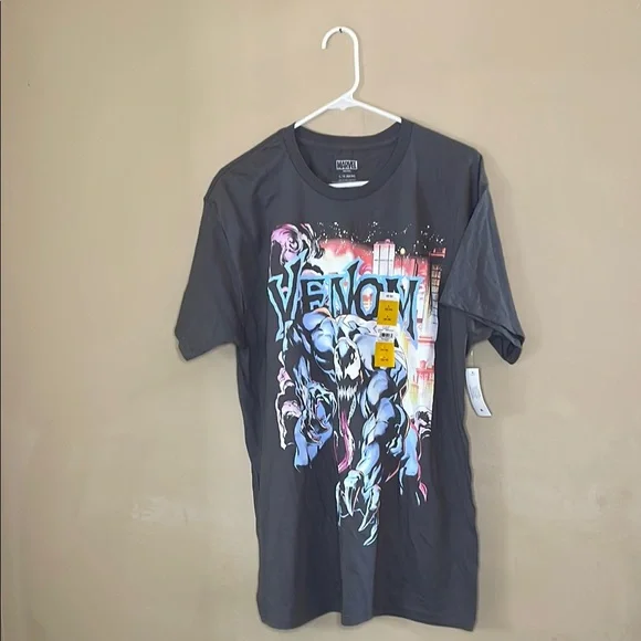 Venom Marvel, Men's & Big Men's Graphic Crew Neck T-Shirt, City Aflame, Sizes L - Picture 1 of 8